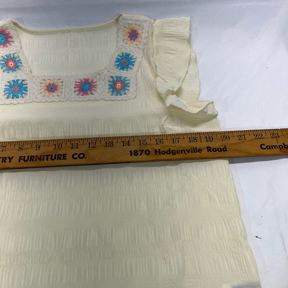 SHEIN CROCHETED FLORAL TOP W/CAP RUFFLE SLEEVE‎ LG CREAM PREOWNED - Picture 9 of 10